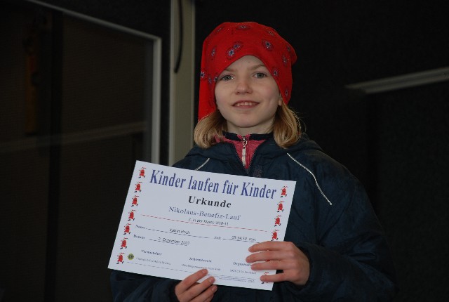 Katrin Hoch freut sich über die Urkunde und den zweiten Platz in der W11